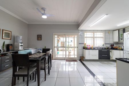 Casa à venda com 356m², 4 quartos e 2 vagasSala