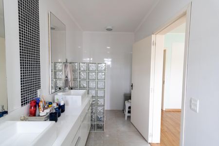 Casa à venda com 356m², 4 quartos e 2 vagasBanheiro da Suíte 2