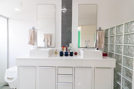 Casa à venda com 356m², 4 quartos e 2 vagasBanheiro da Suíte 2