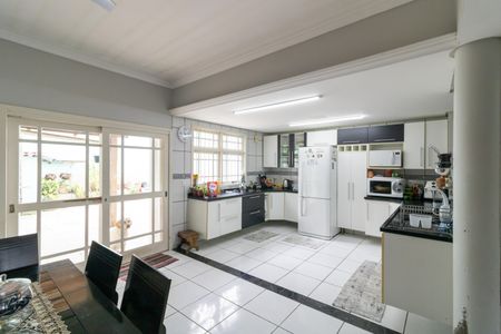 Casa à venda com 356m², 4 quartos e 2 vagasSala