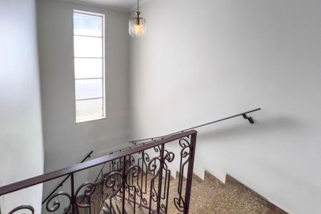Casa à venda com 132m², 3 quartos e 2 vagasEscada