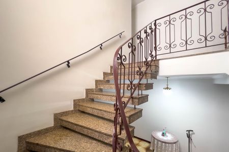 Casa à venda com 132m², 3 quartos e 2 vagasEscada