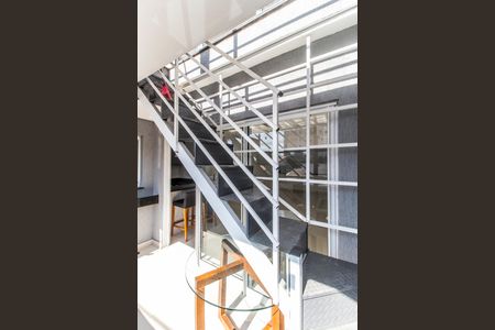 Casa para alugar com 230m², 2 quartos e 1 vaga Casa para alugar com 230m², 2 quartos e 1 vagaEscada