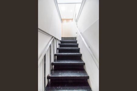 Casa para alugar com 230m², 2 quartos e 1 vaga Casa para alugar com 230m², 2 quartos e 1 vagaEscada