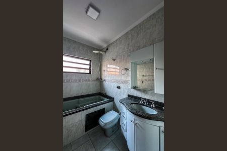 Casa à venda com 186m², 3 quartos e 2 vagasBanheiro da Suíte 1