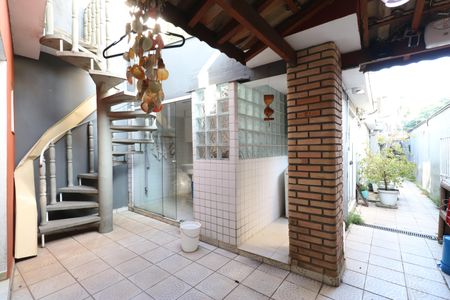 Casa à venda com 190m², 4 quartos e 2 vagasQuintal e área de serviço 