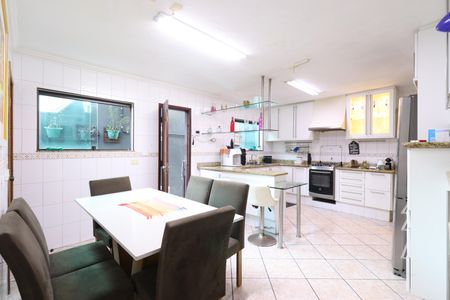 Casa à venda com 190m², 4 quartos e 2 vagasCozinha 