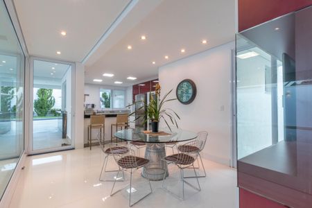 Casa à venda com 430m², 4 quartos e 6 vagasSala/Cozinha