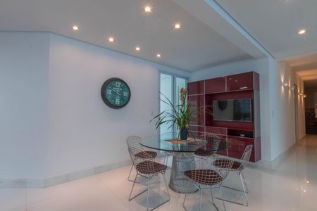 Casa à venda com 430m², 4 quartos e 6 vagasSala/Cozinha