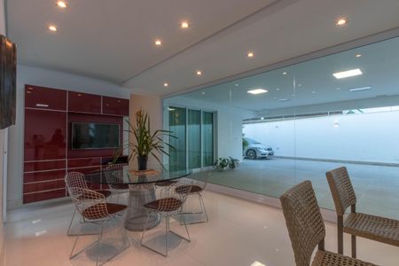 Casa à venda com 430m², 4 quartos e 6 vagasSala/Cozinha