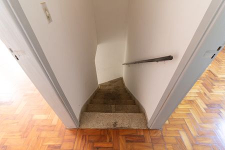 Casa à venda com 75m², 2 quartos e 1 vagaEscada