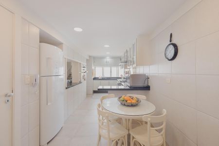 Apartamento à venda com 180m², 3 quartos e 2 vagas Apartamento à venda com 180m², 3 quartos e 2 vagasCozinha