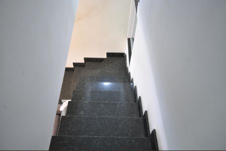 Casa à venda com 150m², 3 quartos e 2 vagasEscada