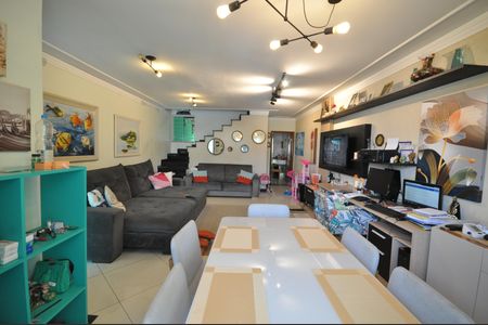 Casa à venda com 150m², 3 quartos e 2 vagasSala