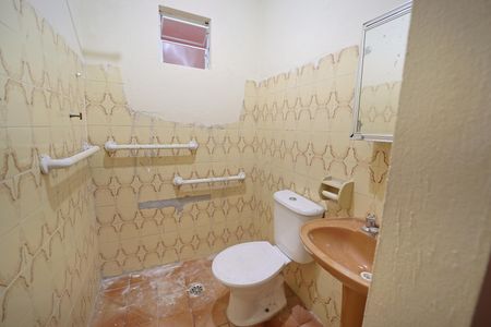 Casa à venda com 200m², 3 quartos e 2 vagasEdícula - Banheiro