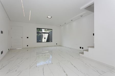 Casa à venda com 110m², 2 quartos e 2 vagasSala