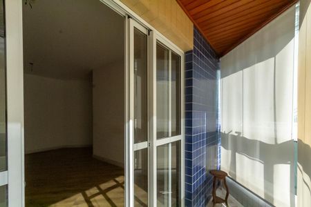 Apartamento à venda com 90m², 3 quartos e 2 vagas Apartamento à venda com 90m², 3 quartos e 2 vagasVaranda