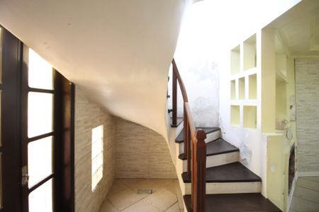 Casa para alugar com 160m², 3 quartos e 2 vagasEscada