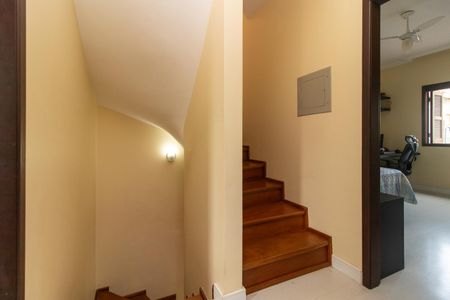 Casa à venda com 150m², 3 quartos e 1 vaga Casa à venda com 150m², 3 quartos e 1 vagaEscada