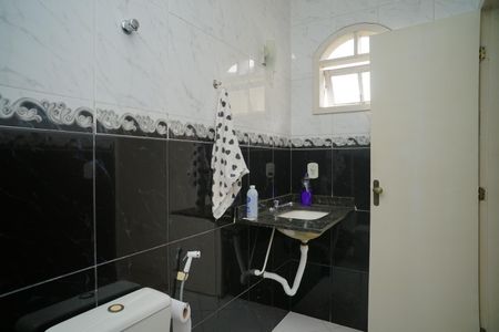 Casa de condomínio para alugar com 187m², 3 quartos e 3 vagasBanheiro do Quarto 3