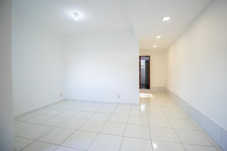 Sala de casa para alugar com 2 quartos, 85m² em Irajá, Rio de Janeiro