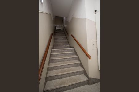 Apartamento para alugar com 100m², 2 quartos e sem vaga Apartamento para alugar com 100m², 2 quartos e sem vagaEscada