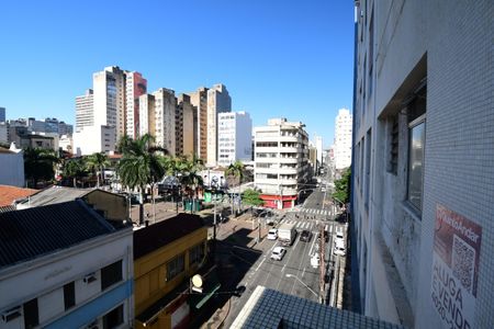 Sala - Vista de apartamento à venda com 2 quartos, 75m² em Centro, Campinas