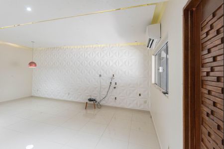 Casa para alugar com 218m², 3 quartos e 3 vagas Casa para alugar com 218m², 3 quartos e 3 vagasSala