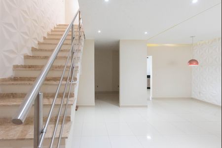 Casa para alugar com 218m², 3 quartos e 3 vagas Casa para alugar com 218m², 3 quartos e 3 vagasSala