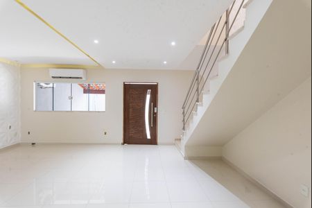 Casa para alugar com 218m², 3 quartos e 3 vagas Casa para alugar com 218m², 3 quartos e 3 vagasSala
