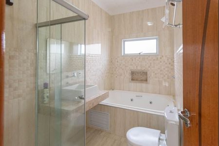 Casa para alugar com 218m², 3 quartos e 3 vagas Casa para alugar com 218m², 3 quartos e 3 vagasBanheiro da Suíte