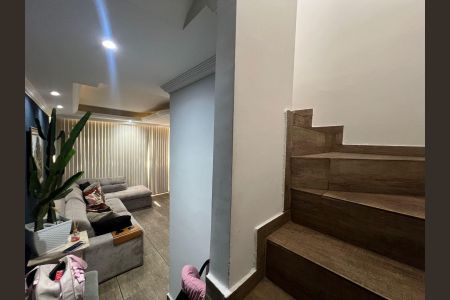 Casa à venda com 88m², 3 quartos e 1 vaga Casa à venda com 88m², 3 quartos e 1 vagaEscada