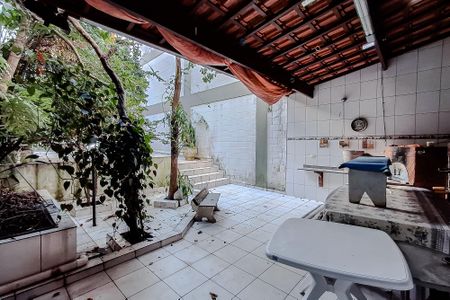 Casa à venda com 270m², 4 quartos e 2 vagasÁrea externa