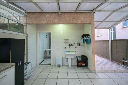 Casa de condomínio à venda com 168m², 3 quartos e 2 vagasÁrea de Serviço 