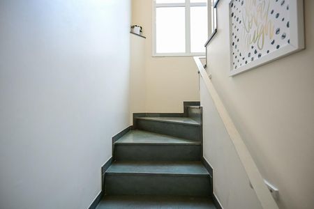 Casa de condomínio à venda com 168m², 3 quartos e 2 vagasEscada