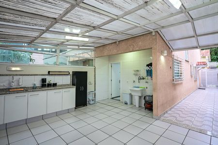 Casa de condomínio à venda com 168m², 3 quartos e 2 vagasÁrea de Serviço 