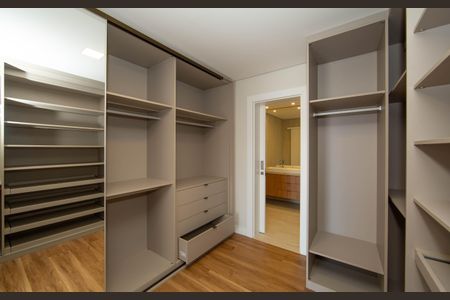 Casa à venda com 623m², 5 quartos e 4 vagas Casa à venda com 623m², 5 quartos e 4 vagasQUARTO1