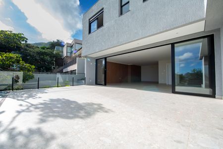 Casa à venda com 623m², 5 quartos e 4 vagasAREA EXTERNA