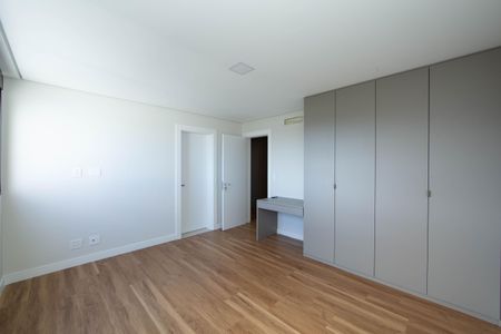 Casa à venda com 623m², 5 quartos e 4 vagasQUARTO2