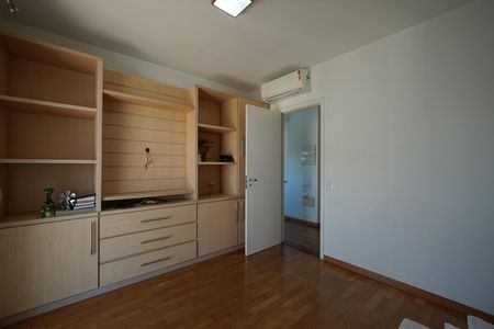 Apartamento à venda com 260m², 4 quartos e 4 vagasQuarto 2