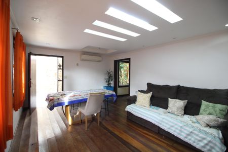 Sala de casa de condomínio para alugar com 3 quartos, 170m² em Taquara, Rio de Janeiro