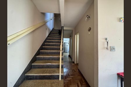 Casa à venda com 290m², 2 quartos e 3 vagasEscada - Casa 2