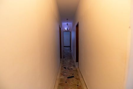 Casa à venda com 210m², 3 quartos e 4 vagasCorredor 