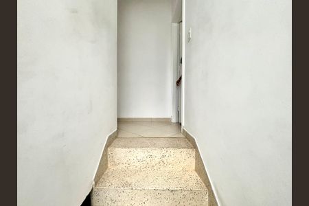 Casa à venda com 125m², 2 quartos e 2 vagasEscada