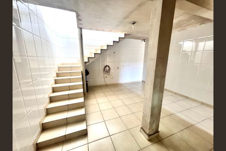 Casa à venda com 125m², 2 quartos e 2 vagasEscada