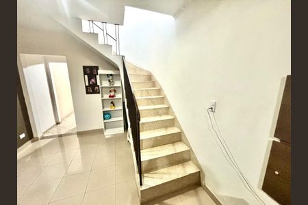 Casa à venda com 125m², 2 quartos e 2 vagasEscada