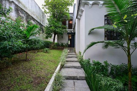 Casa à venda com 735m², 5 quartos e 6 vagasEntrada