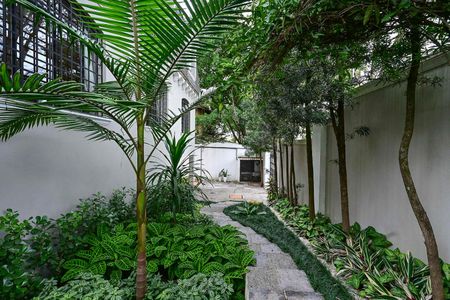 Casa à venda com 735m², 5 quartos e 6 vagasEntrada