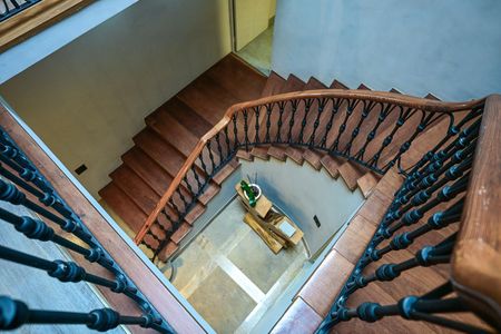 Casa à venda com 735m², 5 quartos e 6 vagasEscada