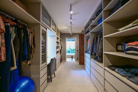 Casa à venda com 735m², 5 quartos e 6 vagasArmário da Suíte  2